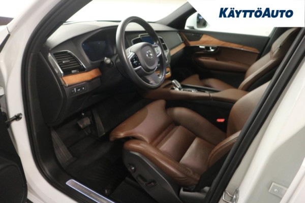 Esittelykuva VOLVO XC90 lataushybridiautosta.