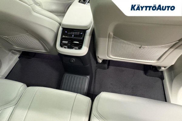 Esittelykuva VOLVO XC90 lataushybridiautosta.