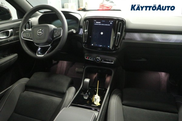 Esittelykuva Volvo EX40 täyssähköautosta.