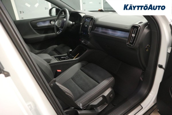 Esittelykuva Volvo EX40 täyssähköautosta.