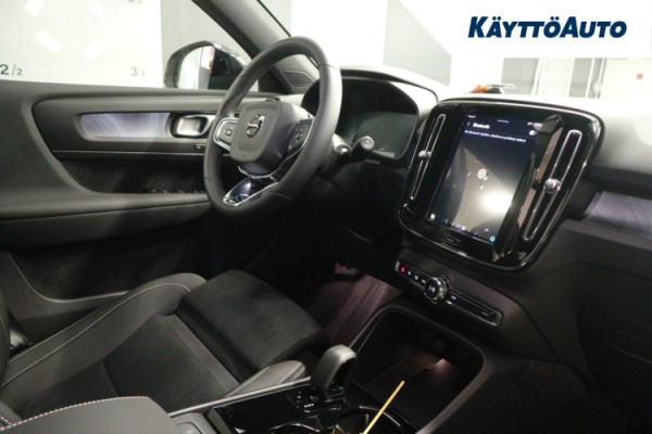 Esittelykuva Volvo EX40 täyssähköautosta.
