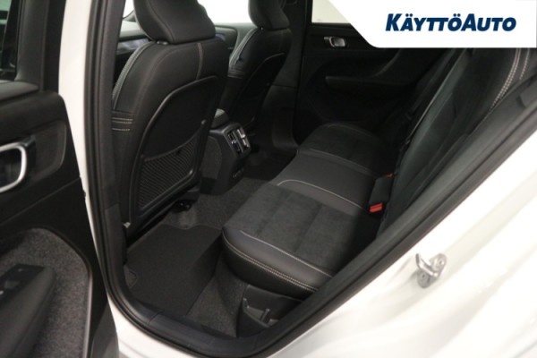 Esittelykuva Volvo EX40 täyssähköautosta.