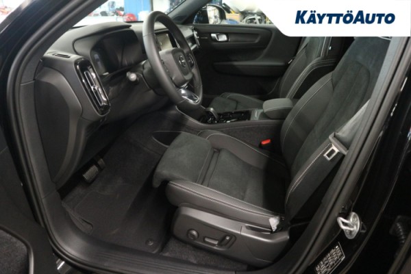 Esittelykuva Volvo EX40 täyssähköautosta.