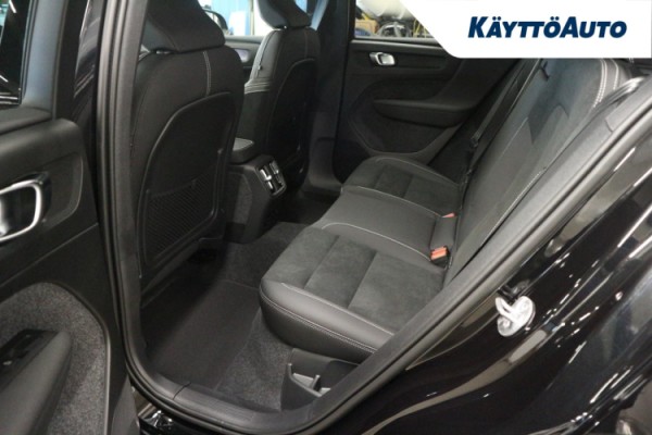 Esittelykuva Volvo EX40 täyssähköautosta.