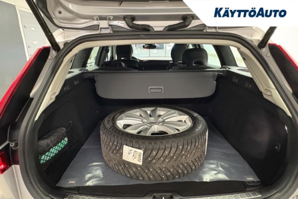 Esittelykuva VOLVO V60 kevythybridiautosta.