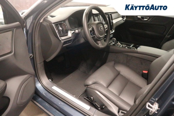 Esittelykuva VOLVO V60 lataushybridiautosta.