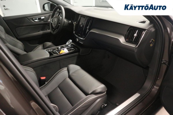 Esittelykuva Volvo V60 bensiiniautosta.