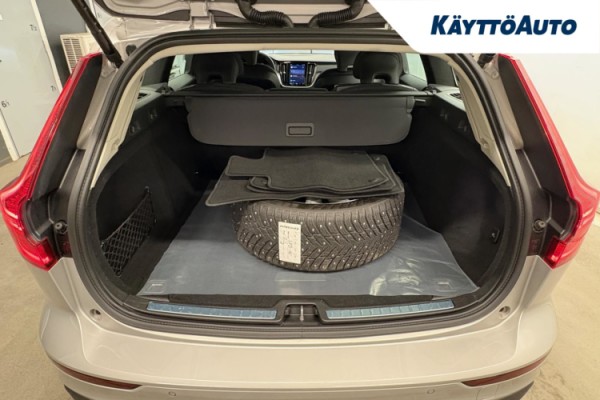 Esittelykuva VOLVO V60 kevythybridiautosta.