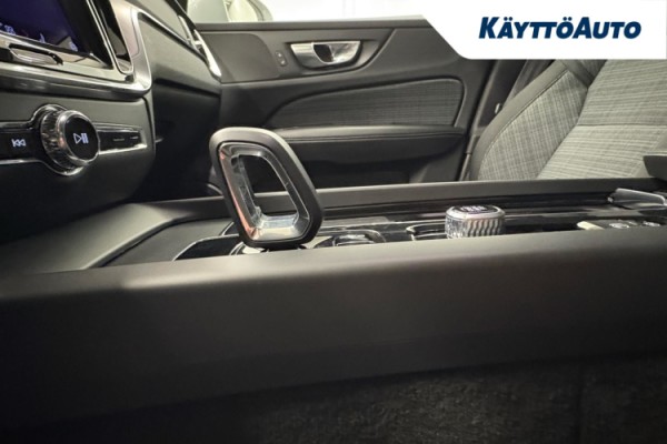 Esittelykuva VOLVO V60 kevythybridiautosta.