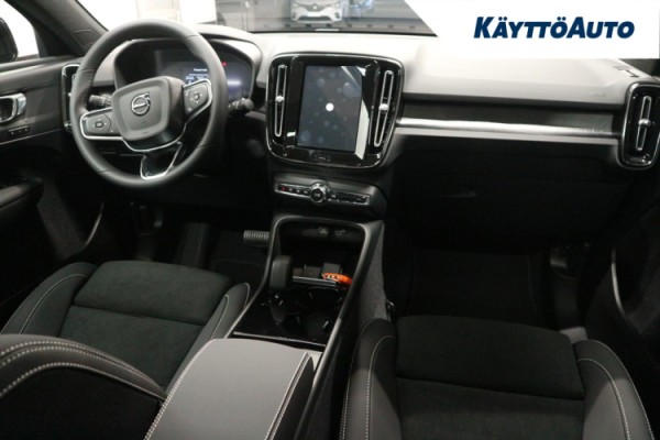 Esittelykuva Volvo EC40 täyssähköautosta.