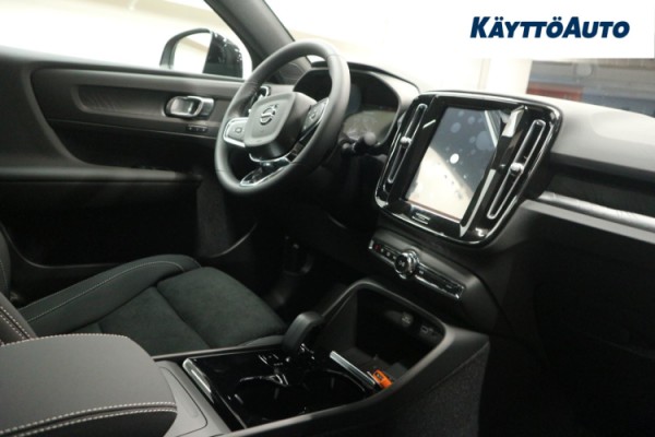 Esittelykuva Volvo EC40 täyssähköautosta.