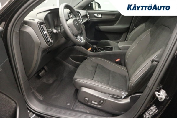 Esittelykuva Volvo EC40 täyssähköautosta.