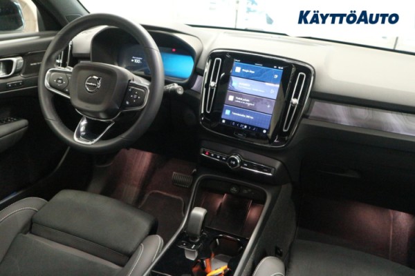 Esittelykuva VOLVO EX40 täyssähköautosta.