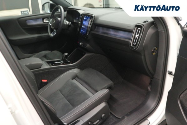 Esittelykuva VOLVO EX40 täyssähköautosta.