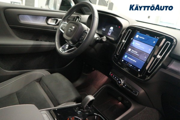 Esittelykuva VOLVO EX40 täyssähköautosta.