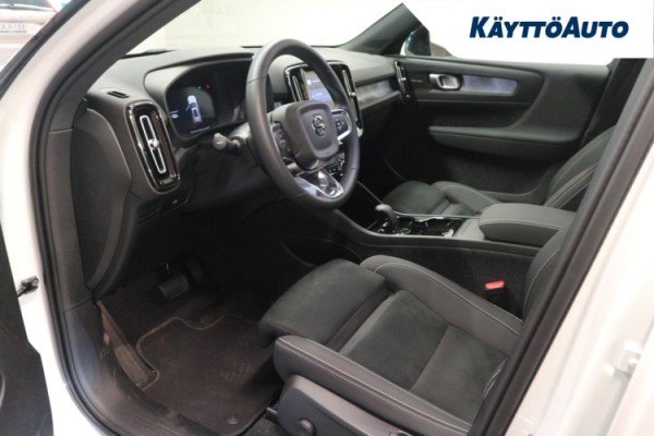 Esittelykuva VOLVO EX40 täyssähköautosta.