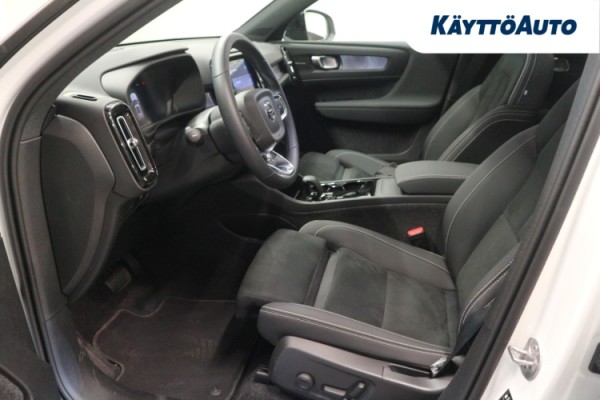 Esittelykuva VOLVO EX40 täyssähköautosta.