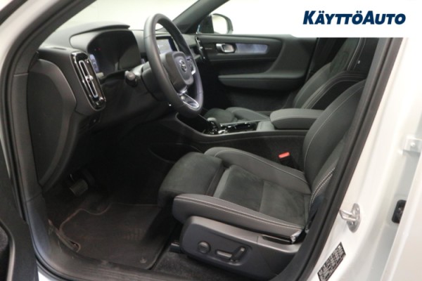 Esittelykuva VOLVO EX40 täyssähköautosta.