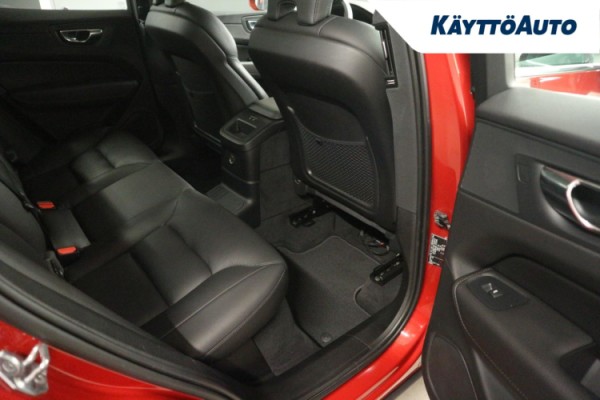 Esittelykuva VOLVO XC60 lataushybridiautosta.