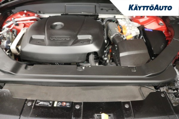 Esittelykuva VOLVO XC60 lataushybridiautosta.