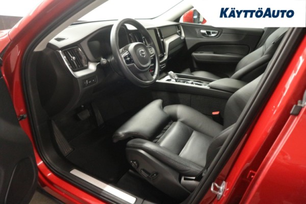 Esittelykuva VOLVO XC60 lataushybridiautosta.