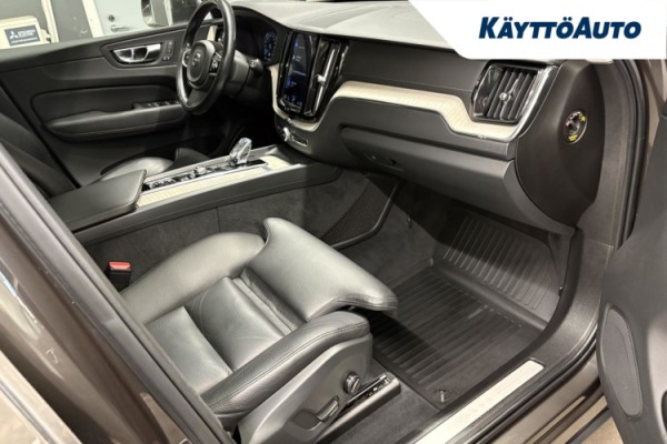 Esittelykuva VOLVO XC60 lataushybridiautosta.