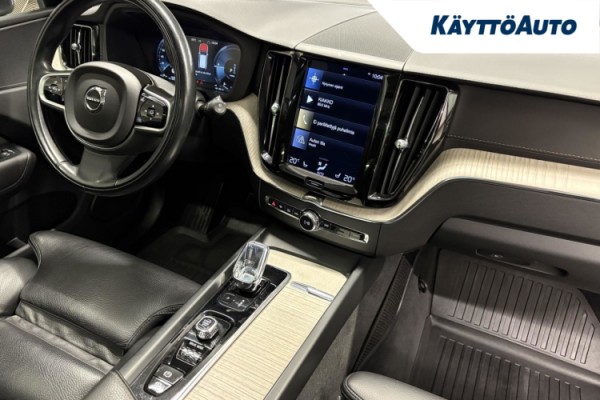Esittelykuva VOLVO XC60 lataushybridiautosta.