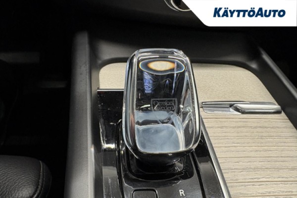 Esittelykuva VOLVO XC60 lataushybridiautosta.