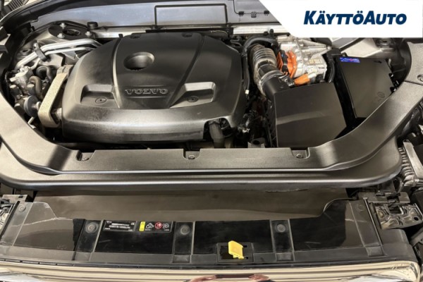 Esittelykuva VOLVO XC60 lataushybridiautosta.