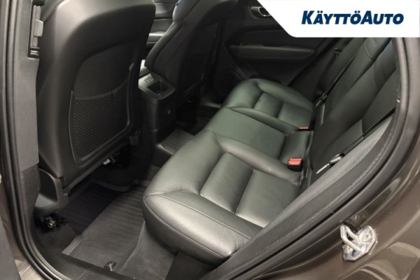 Esittelykuva VOLVO XC60 lataushybridiautosta.