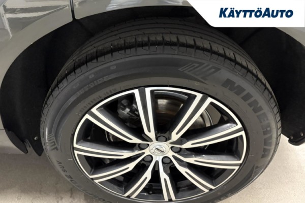 Esittelykuva VOLVO XC60 lataushybridiautosta.