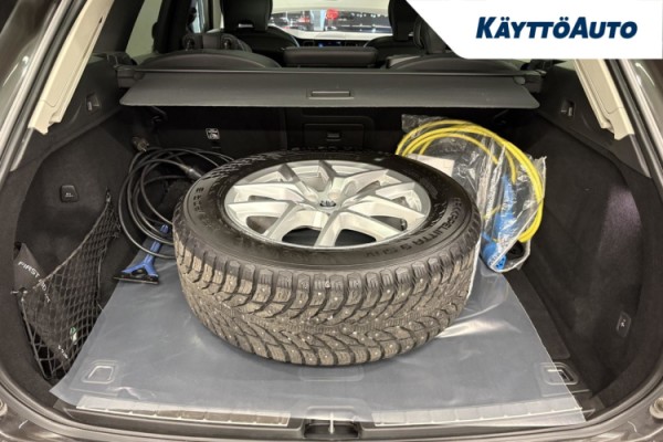 Esittelykuva VOLVO XC60 lataushybridiautosta.