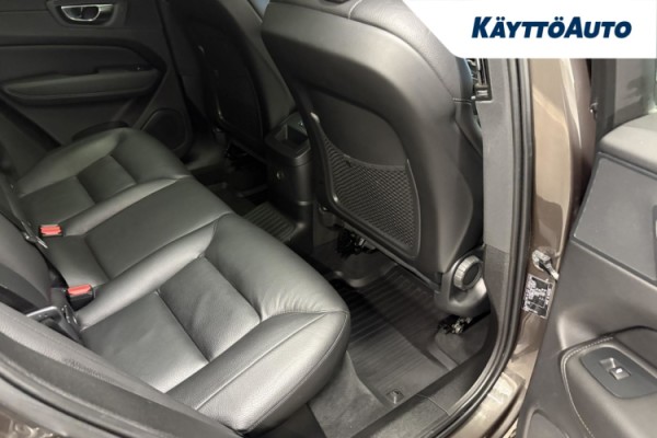 Esittelykuva VOLVO XC60 lataushybridiautosta.
