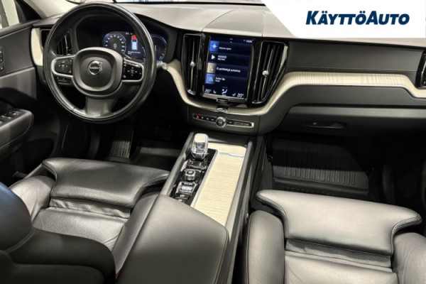 Esittelykuva VOLVO XC60 lataushybridiautosta.