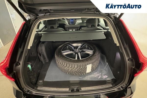 Esittelykuva VOLVO XC60 lataushybridiautosta.