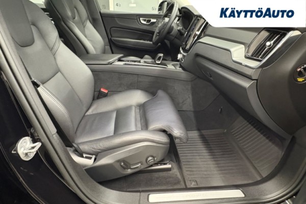 Esittelykuva VOLVO XC60 lataushybridiautosta.