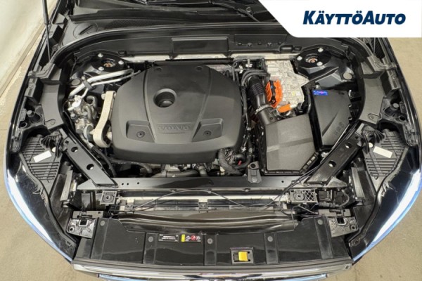 Esittelykuva VOLVO XC60 lataushybridiautosta.
