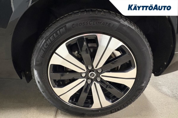 Esittelykuva VOLVO XC60 lataushybridiautosta.