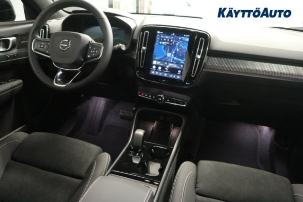 Esittelykuva Volvo EX40 täyssähköautosta.