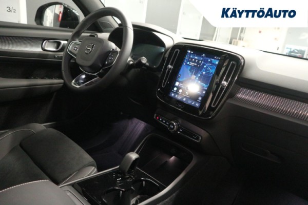 Esittelykuva Volvo EX40 täyssähköautosta.