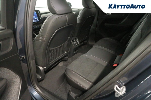 Esittelykuva Volvo EX40 täyssähköautosta.