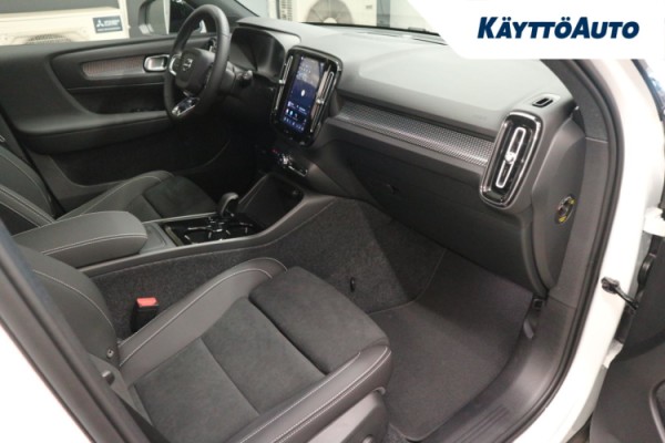 Esittelykuva Volvo EX40 täyssähköautosta.