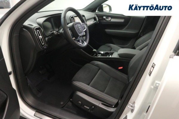 Esittelykuva Volvo EX40 täyssähköautosta.
