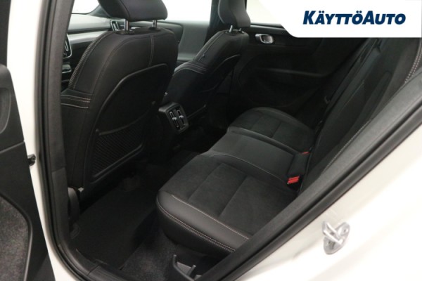 Esittelykuva Volvo EX40 täyssähköautosta.