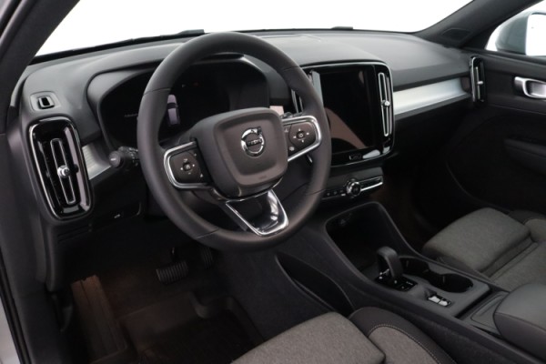 Esittelykuva VOLVO XC40 kevythybridiautosta.