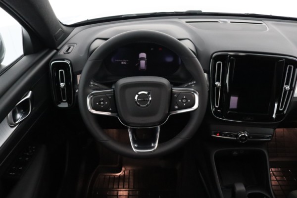 Esittelykuva VOLVO XC40 kevythybridiautosta.