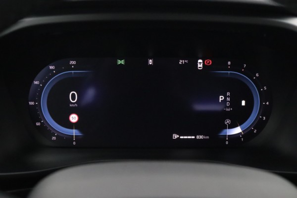 Esittelykuva VOLVO XC40 kevythybridiautosta.