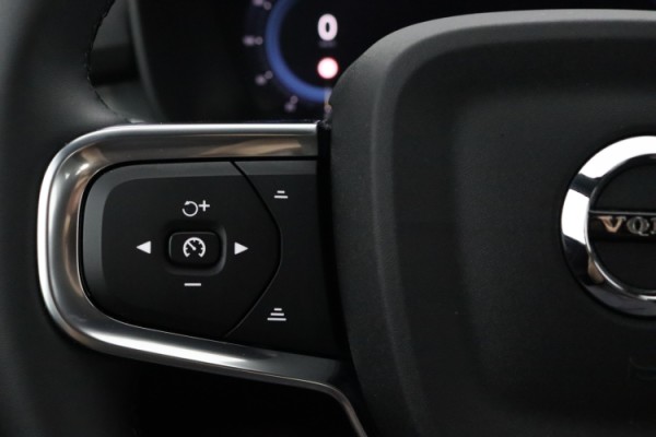 Esittelykuva VOLVO XC40 kevythybridiautosta.