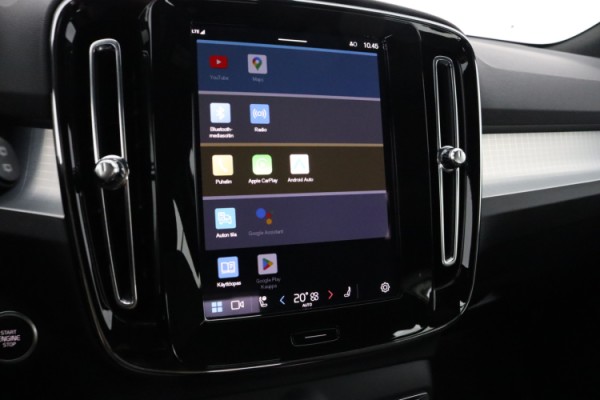 Esittelykuva VOLVO XC40 kevythybridiautosta.