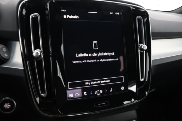 Esittelykuva VOLVO XC40 kevythybridiautosta.
